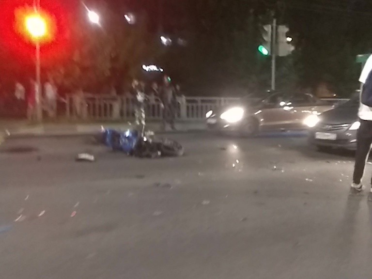 Водитель двуколесника пострадал при столкновении с внедорожником на проспекте Ленина