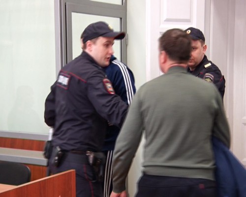 Отец убитого нижегородского журналиста не сдержал эмоций и ударил подсудимого  