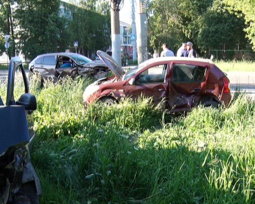 Три автомобиля столкнулись на улице Дружбы в Ленинском районе, есть пострадавшие