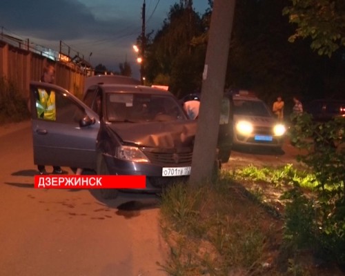 В Дзержинске автомобилистка врезалась в бетонную световую опору