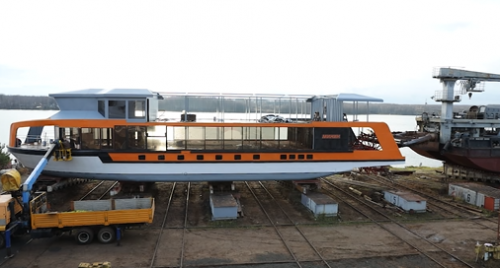 На Чкаловской верфи со стапеля сошло принципиально новое пассажирское судно – речной электрический теплоход «Минин»