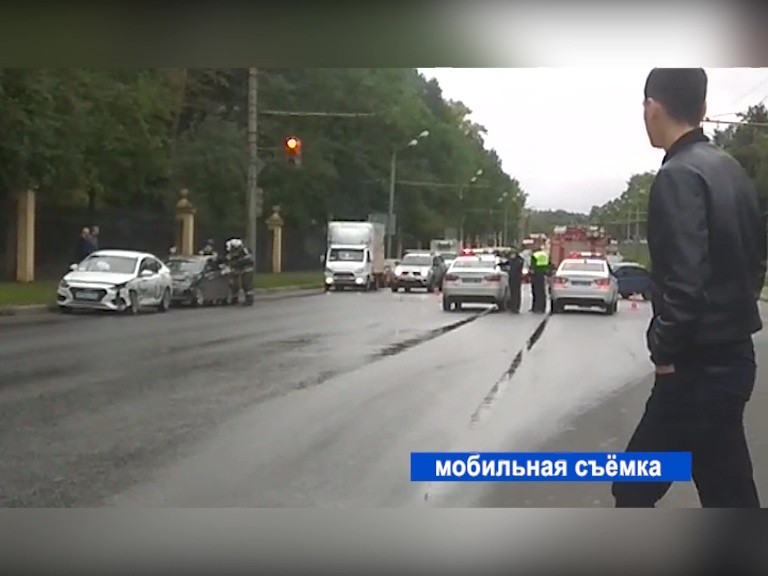 На проспекте Гагарина столкнулись три машины, есть пострадавшие