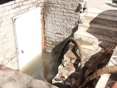В Нижегородском районе в одном из магазинов в подвале прорвало трубу с горячей водой