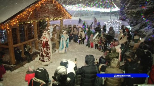 На стадионе «Капролактамовец» в Дзержинске открылись резиденция Деда Мороза и избушка Бабы Яги