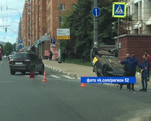 Такси с пассажиром перевернулось на крышу в результате аварии в Нижегородском районе