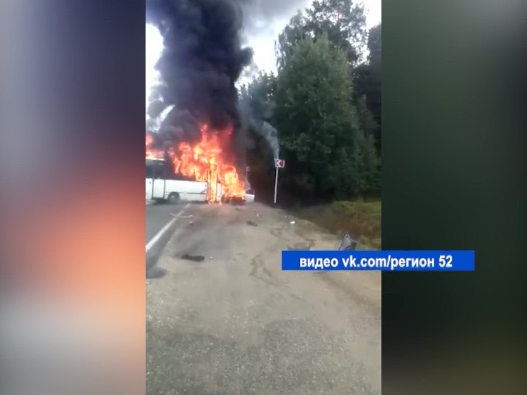 Автобус и легковушка выгорели после столкновения недалеко от границы Нижегородской и Владимирской областей