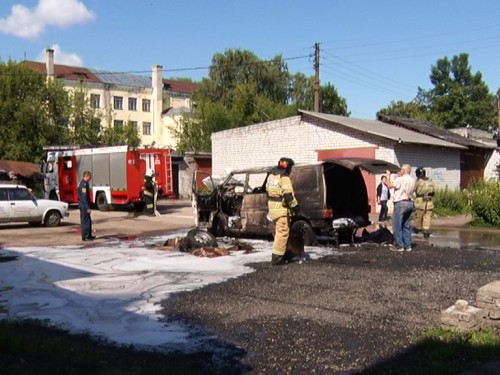 Микроавтобус сгорел на парковке во дворе дома на улице Ванеева