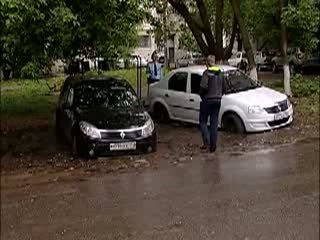 Две машины утонули в грязи на улице Невзоровых в Нижнем Новгороде