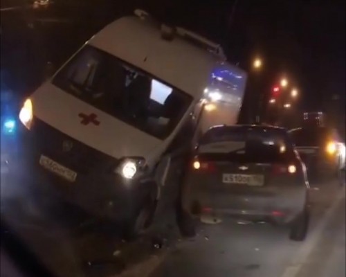 Машина "Скорой помощи" столкнулась с тремя иномарками в Ленинском районе