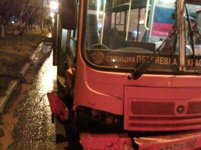 Маршрутка с пассажирами протаранила дорожный знак и едва не снесла опору линий электропередач