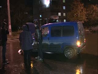 В Автозаводском районе остановка общественного транспорта была атакована Ладой 14-ой модели. 