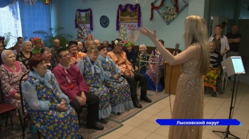 «Елку желаний» в Лысковском доме-интернате для пожилых и людей с ОВЗ провели ветераны «Торпедо»