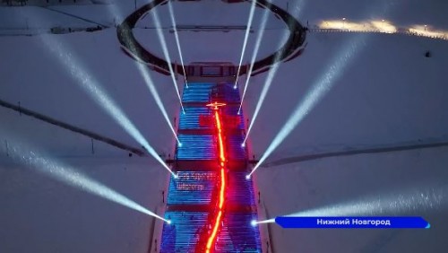 Более тысячи человек на ступенях Чкаловской лестницы создали инсталляцию в виде маршрута знаменитого беспосадочного авиаперелета Героя Советского Союза летчика-испытателя Валерия Чкалова.