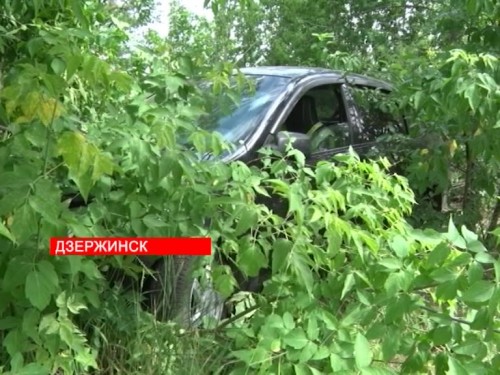 Водитель "Лады" улетел в придорожные кусты в Дзержинске