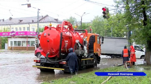 Вся имеющаяся в Нижнем Новгороде специальная техника брошена на борьбу со стихией