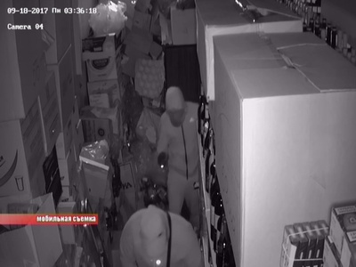В Кулебаках двое мужчин в масках вломились в магазин и похитили выручку