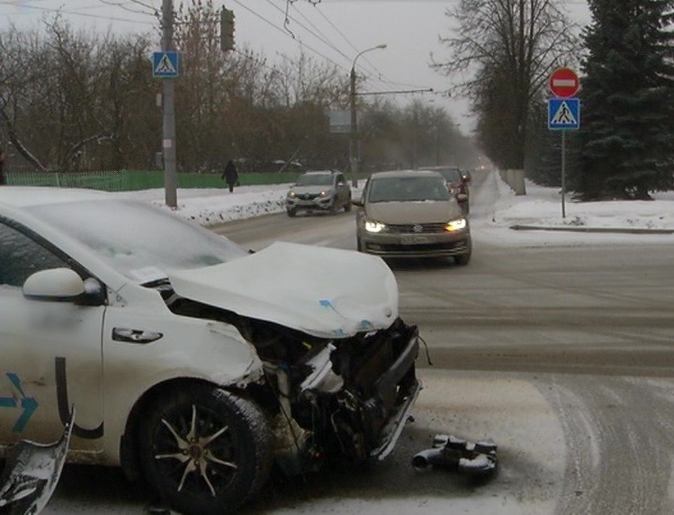 Две иномарки столкнулись в Автозаводском районе