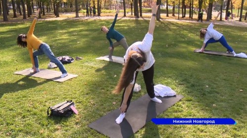 В честь Дня туризма в парке «Швейцария» прошел мастер-класс по йоге