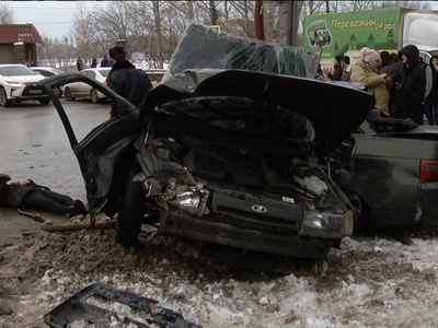 Легковой автомобиль столкнулся с ГАЗелью и отлетел на опору в Сормовском районе, один человек погиб и один пострадал