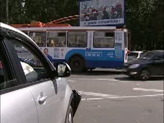 Пассажир отечественного автомобиля пострадал в результате аварии на площади Свободы