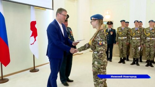Выпускникам нижегородской «Школы младших командиров» вручили знаки отличия и сертификаты