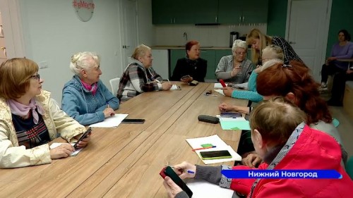 Нижегородских пенсионеров обучают пользоваться смартфонами в соседском центре Ленинского района