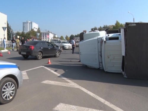 В Дзержинске водитель ГАЗона столкнулся с легковушкой и завалился на бок