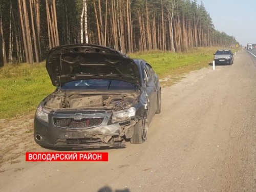 "Лада" перелетела через отбойник после столкновения с иномаркой в Володарском районе