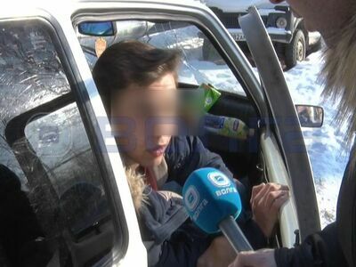 Двое молодых людей, которые толкали автомобиль, привлекли внимание очевидцев