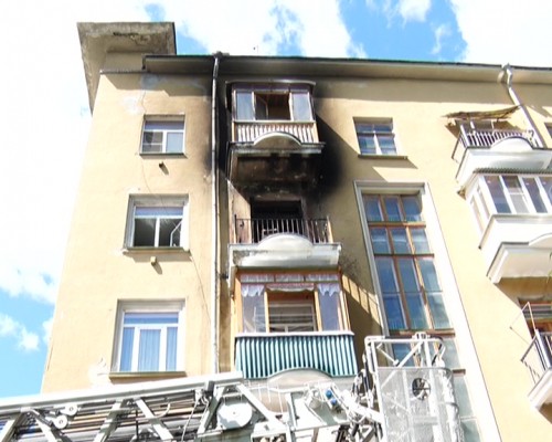 Пожилую женщину спасли пожарные из горящей квартиры на улице Ватутина