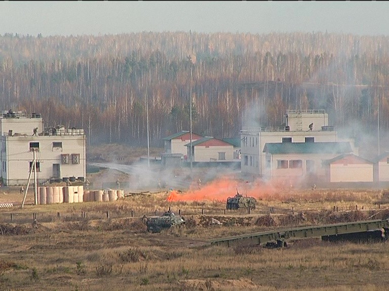 Бой в городе и блокирование бандформирований отрабатывали военные шести стран на полигоне «Мулино» Бой в городе и блокирование бандформирований отрабатывали военные шести стран на полигоне «Мулино»