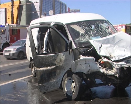 Четыре человека пострадали в аварии на улице Родионова