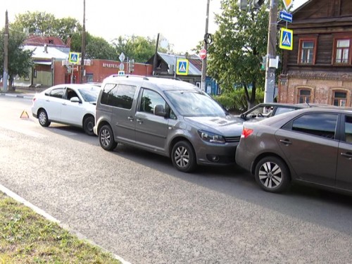 В Канавинском районе по цепочке столкнулись четыре автомобиля