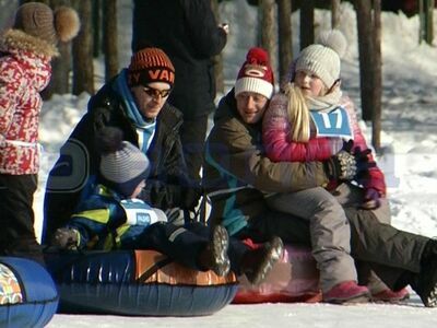 Из холодной проруби на ледяную горку: нижегородские моржи присоединились к семейному "Родео на ватрушках"
