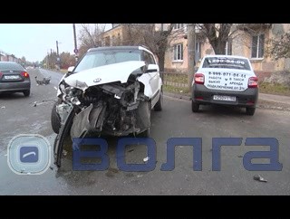 Массовая авария в Дзержинске. На перекрестке столкнулись "Киа", "Хендай" и такси "Лада-Веста"