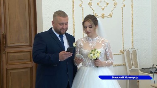 Молодожены Александр и Арина Салеевы проголосовали прямо в Доме бракосочетания