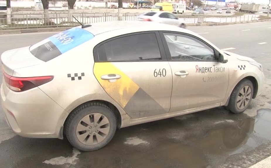 Водитель такси уснул в патрульной машине Водитель такси уснул в патрульной машине
