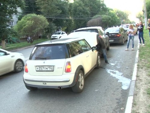 Три автомобиля столкнулись на улице Ванеева, один человек госпитализирован