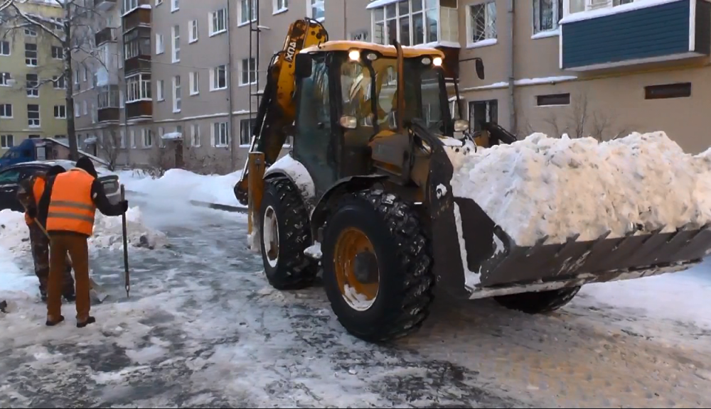 После снегопада в выходные ДУКи Канавинского, Московского, Нижегородского, Приокского и Советского районов усилили работу по уборке снега и наледи во дворах