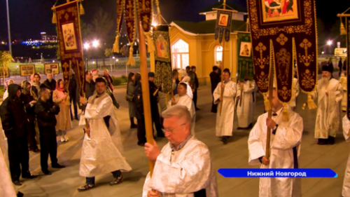 В собор Александра Невского на праздничное богослужение пришли сотни верующих