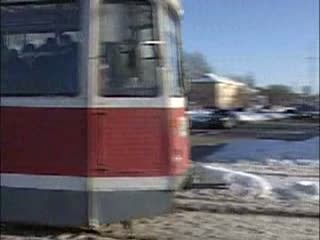Противостояние трамвая и автобуса наблюдали жители Автозаводского района