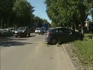 Машина врезалась в дерево на проспекте Ленина