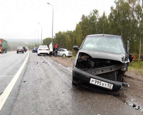 Фура протаранила два легковых автомобиля и скрылась с места ДТП в Кстовском районе