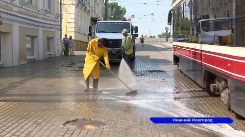 Нижегородские улицы чистят с помощью моющего средства и специальной техники