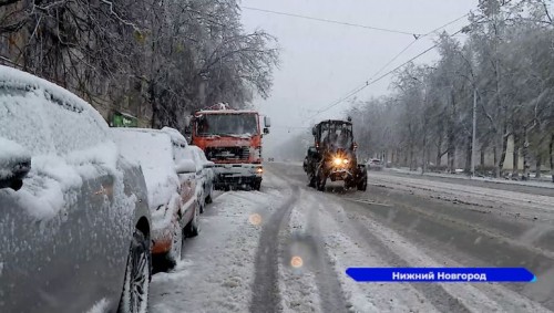 В Нижнем Новгороде с дождем и снегом коммунальные службы борются в круглосуточном режиме