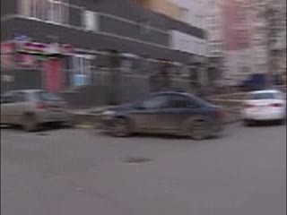 Парковку на улице Невзоровых атаковал неизвестный под покровом ночи