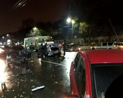 2 человека пострадали в аварии с участием трех машин на проспекте Ленина