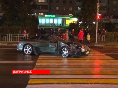 В Дзержинске лихач снес два светофора и повредил автомобиль