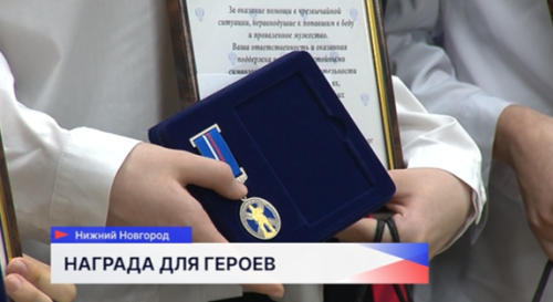 Сенаторы РФ Ольга Щетинина и Александр Вайнберг торжественно вручили паспорта шестнадцати выдающимся школьникам