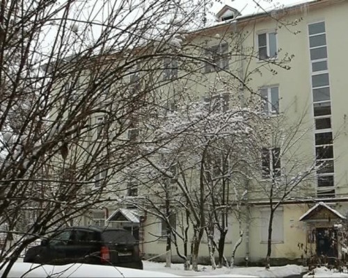 Оставили без крыши: жители дома на проспекте Гагарина в зиму остались с дырявой кровлей